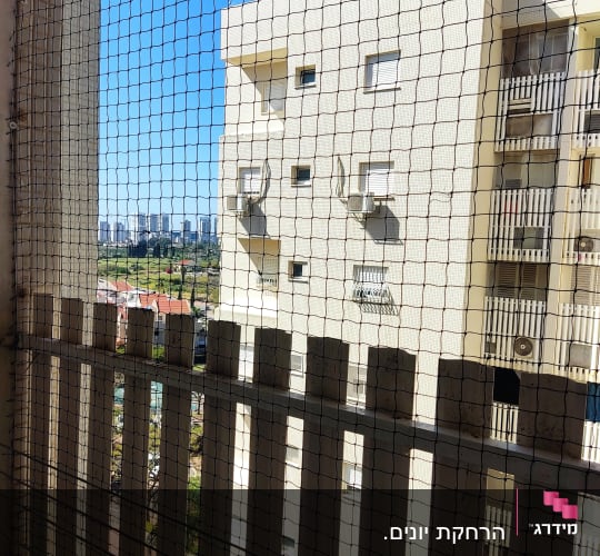 רשת למניעת כניסת יונים במרפסת בניין